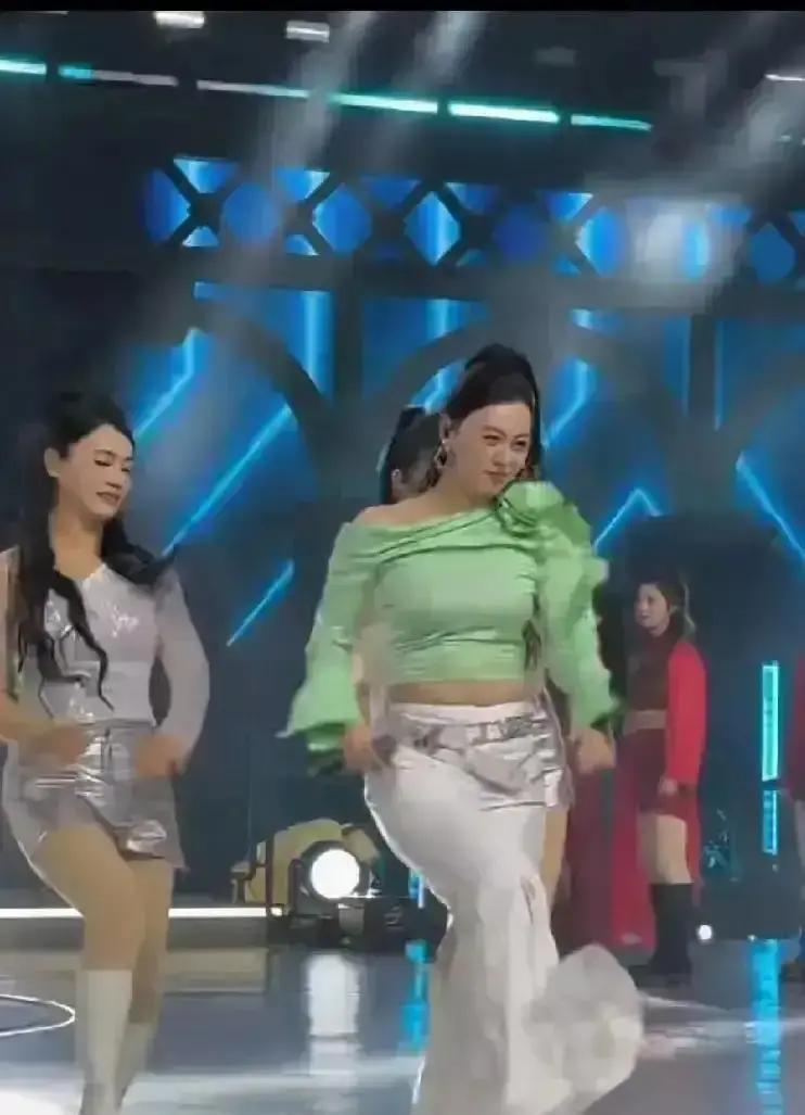 素颜直播，20万粉一夜蒸发昨晚刚卸完妆开播，唐艺眼睁睁看着在线人数从12万