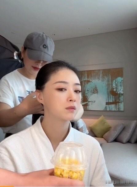 一直很羡慕蒋欣慢慢的我发现她有一点我羡慕不来，不是她漂亮，也不是因为她是明星，