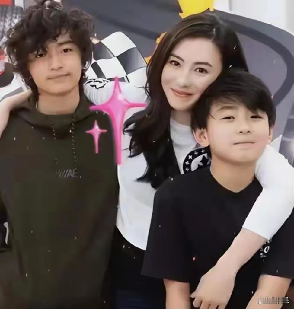 离婚14年后,谢霆锋母亲狄波拉近日通过刘嘉玲转达对张柏芝的高度认可,称其“把两个