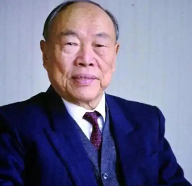 当年著名桥梁专家李国豪力主南京长江大桥修六车道，南京市代表却坚持四车道，最终定为