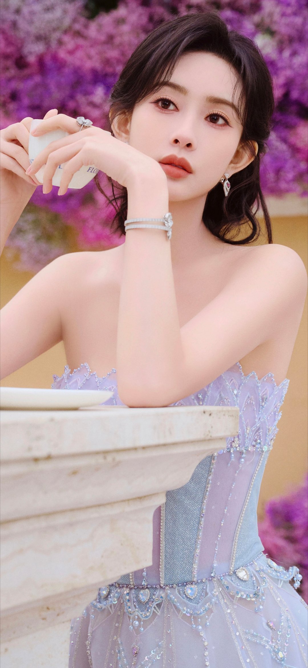 孟子义身着一袭粉紫色一字肩连衣裙，美得令人心动。柔和的色调轻抚她的肌肤，更显其白