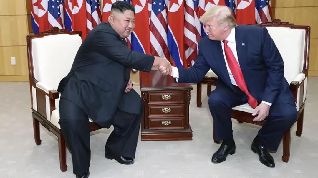 特朗普抛出一句与金正恩关系良好，就让韩国崩溃了8月17日，特朗普在社交媒体公