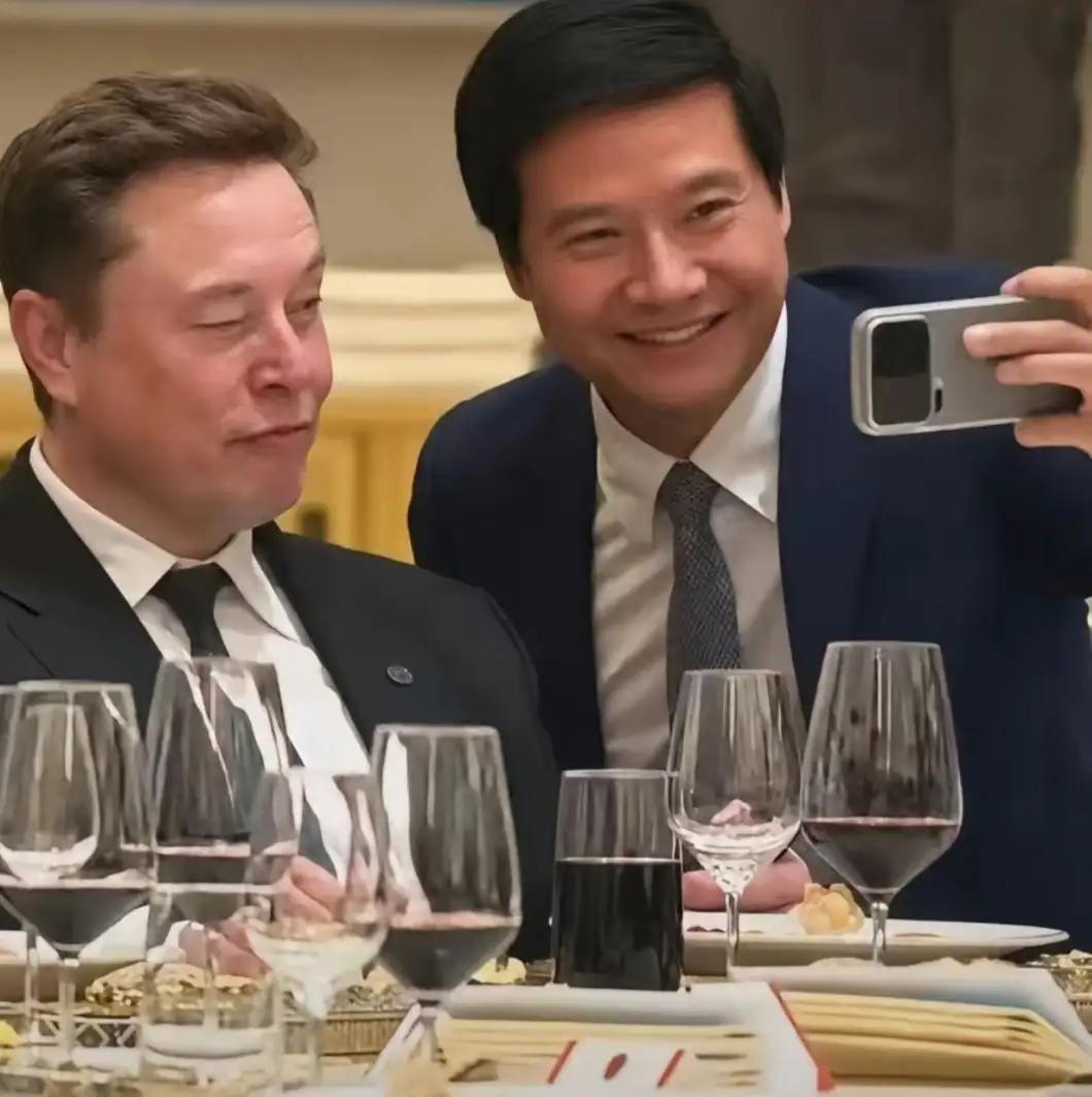 雷军与马斯克合影引发的思考：礼节与格局5月14日的特朗普访华欢迎晚宴上，小