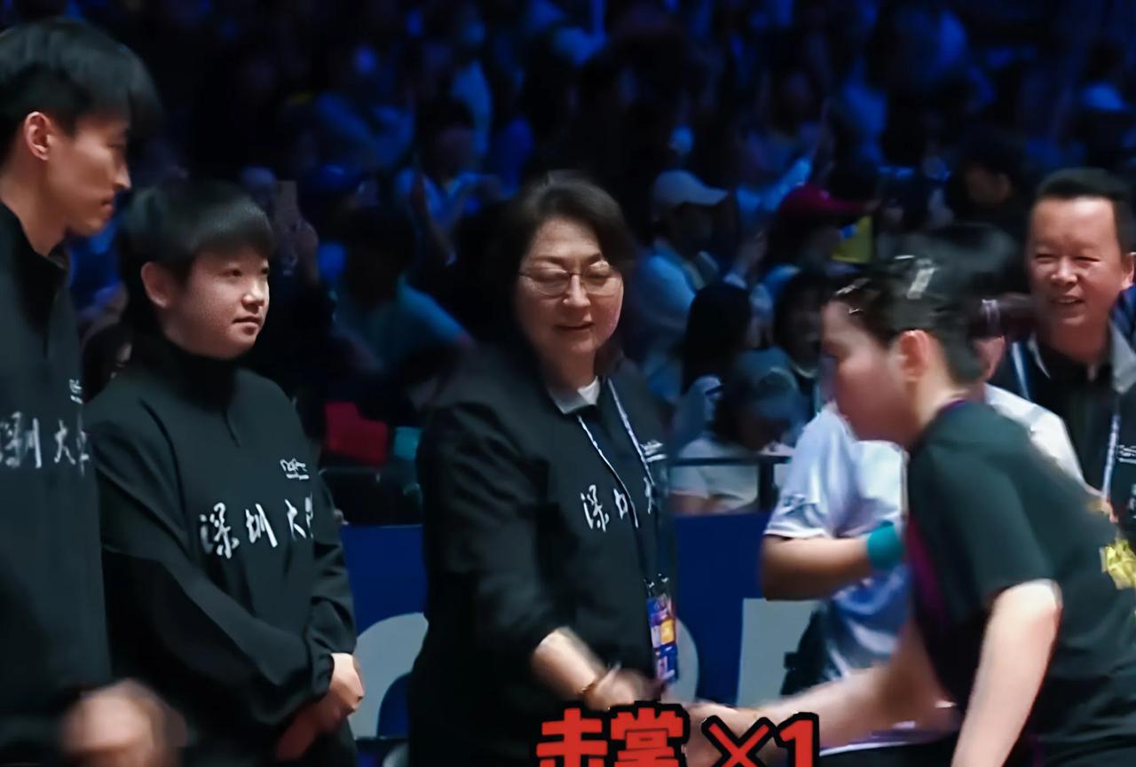 完了完了，莎莎后院“起火”了，球迷却笑得不行。2025年中国乒乓球俱乐部超级联