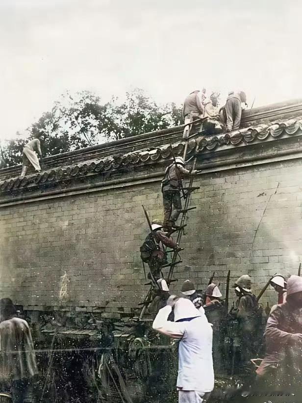 据悉，这是清朝时期的一张照片！😊现在应该不会有人给强盗们带路了吧？