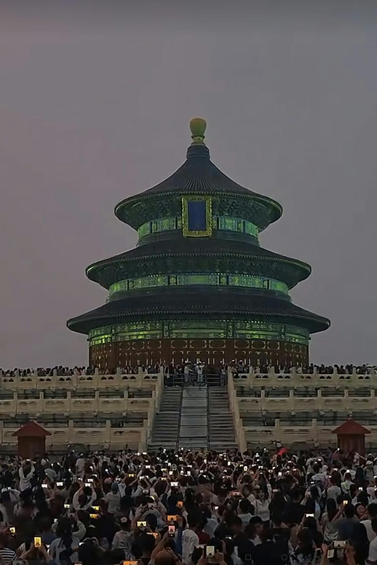 欣赏北京天坛的壮美，还是傍晚时分夕阳刚刚落下的那一刻！有些遗憾，美国客人昨天下