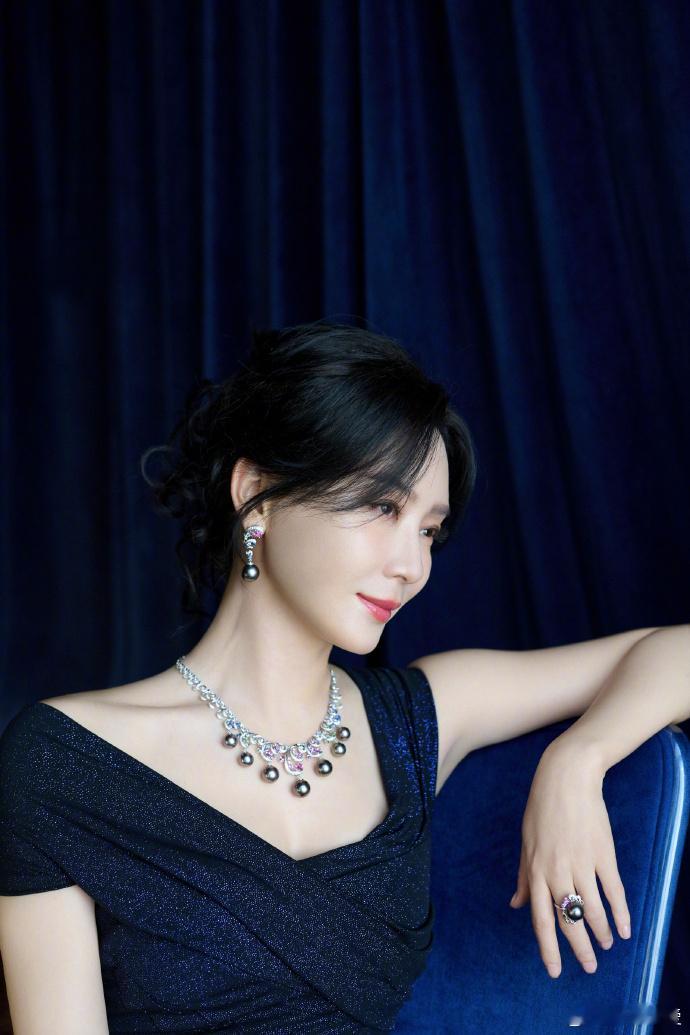 美神下凡辛苦啦✨陈数这状态，隔着屏幕都能感受到温柔又强大的气场，皮肤好到发光！