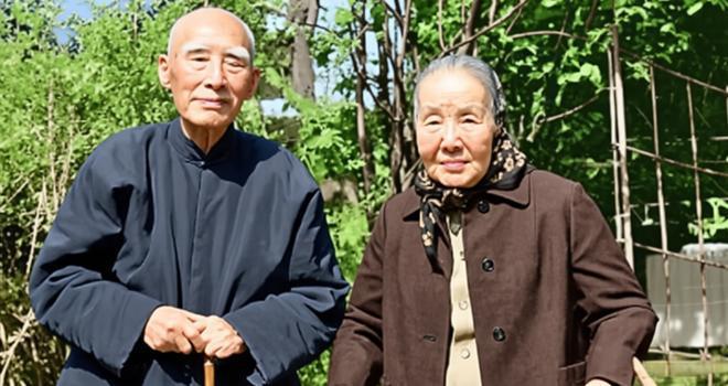 1987年4月22日，冰心与叶圣陶两位文坛大家的珍贵同框瞬间。叶圣陶先生立于左