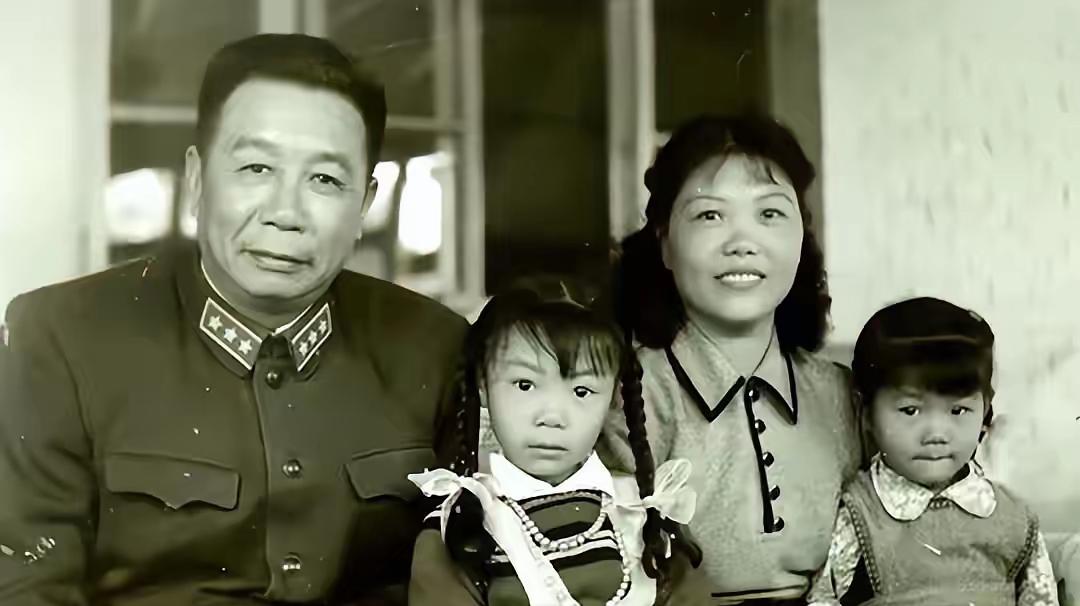 1980年，71岁的开国上将陈士榘和55岁的妻子范淑琴离婚，没有争吵，没有撕扯，