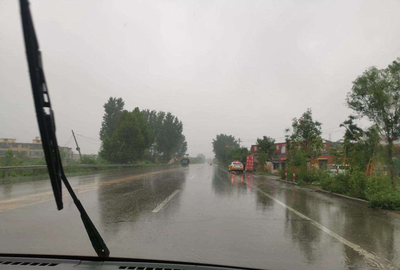 这雨下的太潦草了，刚刚只下了有10分钟，雨就停了。要是这样的雨量难以解