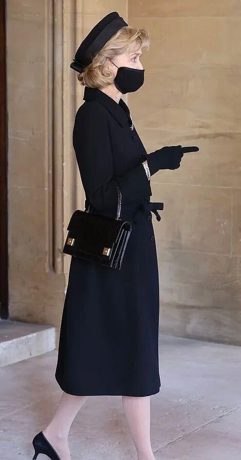 撮合戴安娜王妃和查尔斯王子结婚，并非他第一次拉红线，他将自己的女性好友介绍给了表
