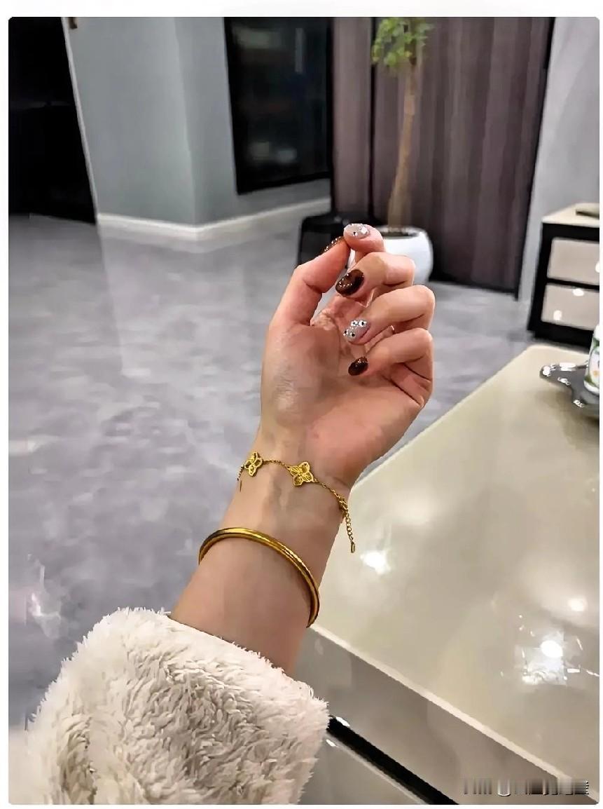 奉劝大家赶紧把金项链金手镯，都放家里，都别戴了财不外漏！很多人都想买黄