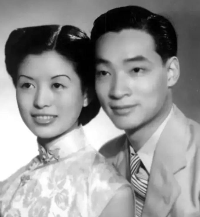 2005年，92岁的翻译家冯亦代弥留之际，紧握着妻子黄宗英的手，颤声说出一个请求