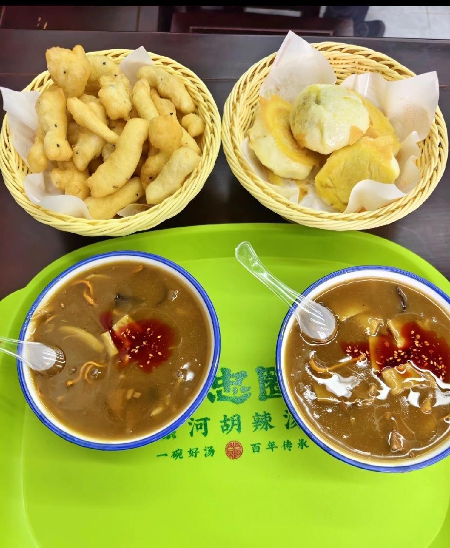 到底是西安肉丸胡辣汤好喝，还是河南胡辣汤好喝。有个歌手说西安的胡辣汤好喝，河南