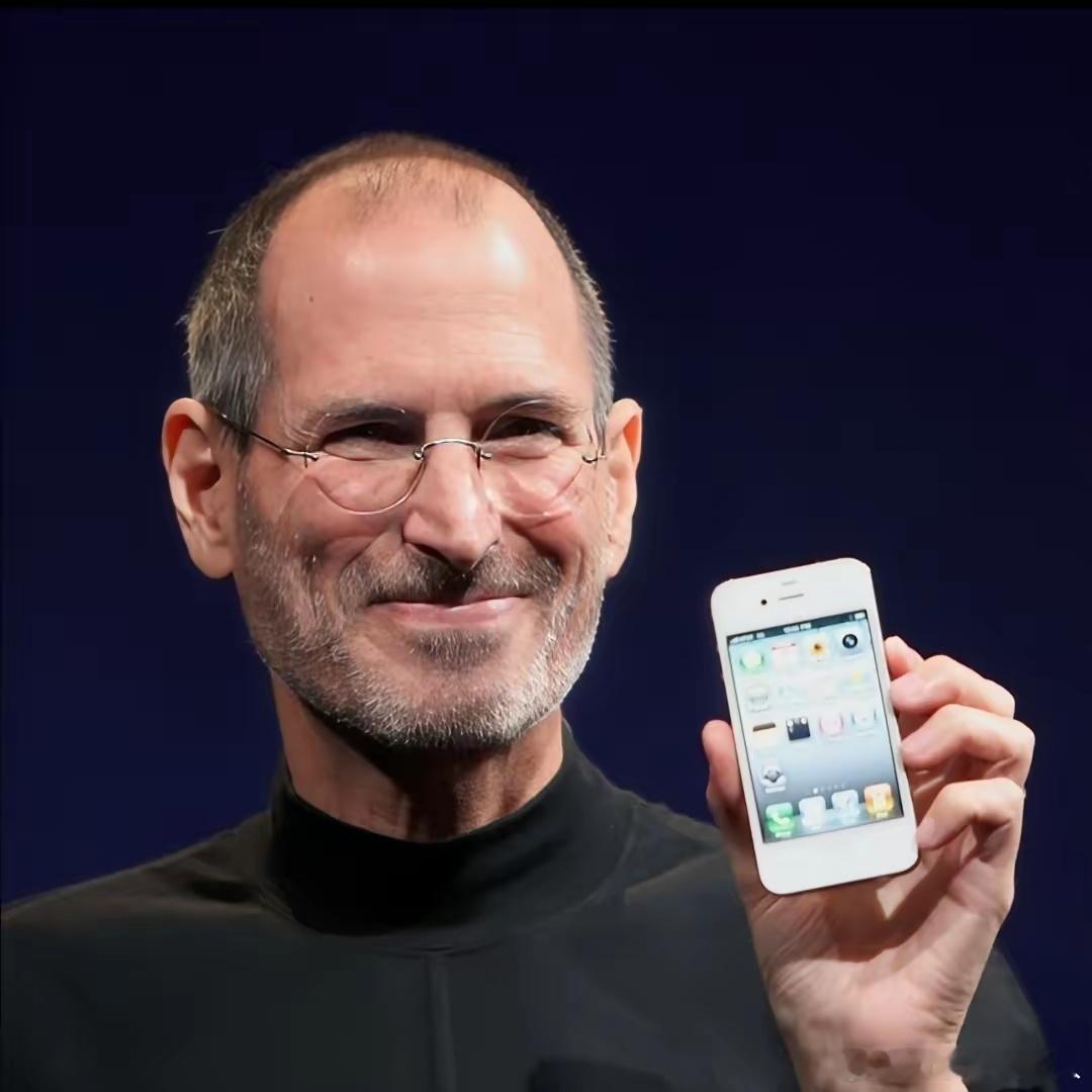 当年iPhone4横空出世，乔布斯说3.5英寸的小屏就是手机最佳尺寸，大一点都不