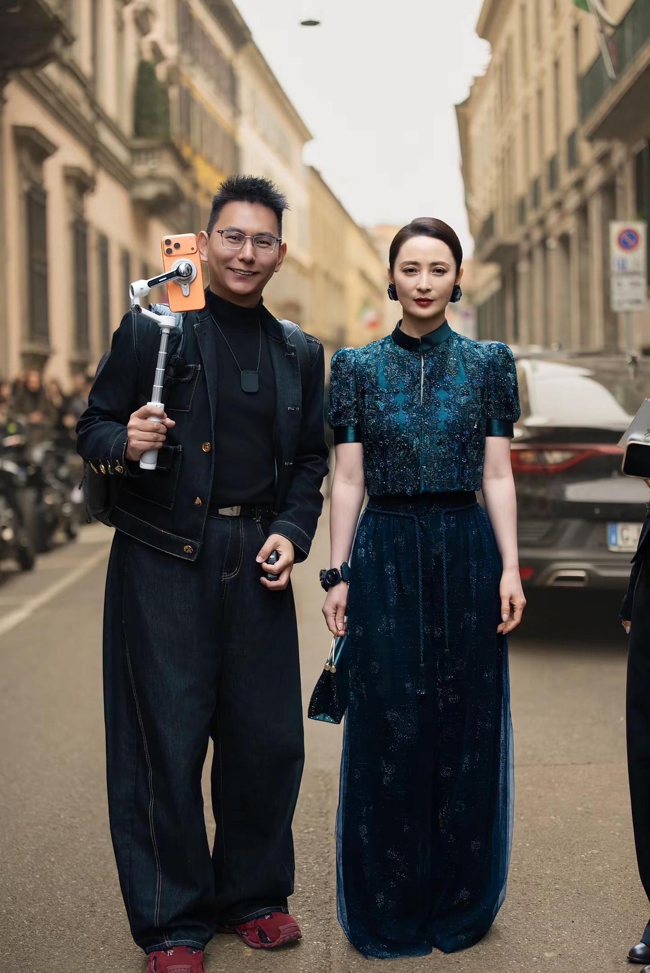 米兰时装周与蒋勤勤老师合影啦！老师这身刺绣礼服也太有气质了！有幸拿下合影，感谢@