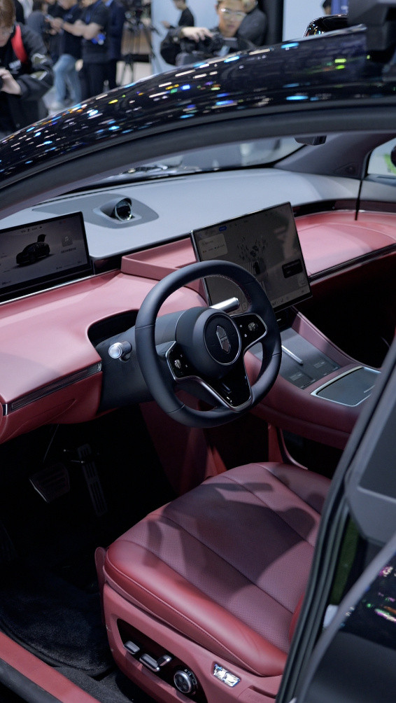 买车哪是一个人的事呀，简直就是一场全家总动员。爸妈念叨着“扎实靠谱有面子”，年轻