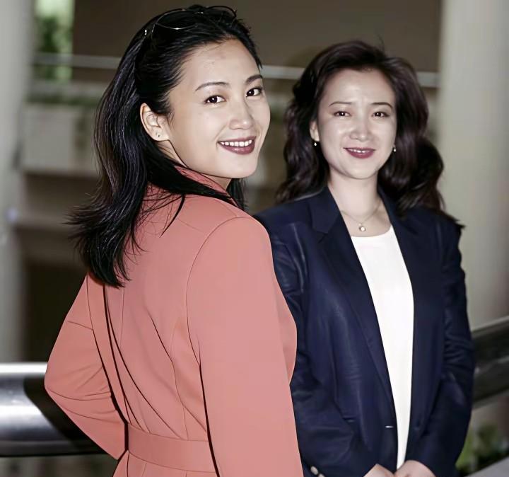 三十年前那张合照，所有人都赌陈红会赢。27岁的陈红，眼角眉梢都在发光。31岁的