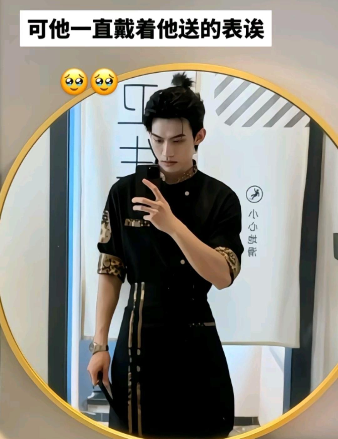 围裙一绑，他走出故宫红毯的气场。你以为是厨房杂役，镜头拉近——围裙下摆划出弧线