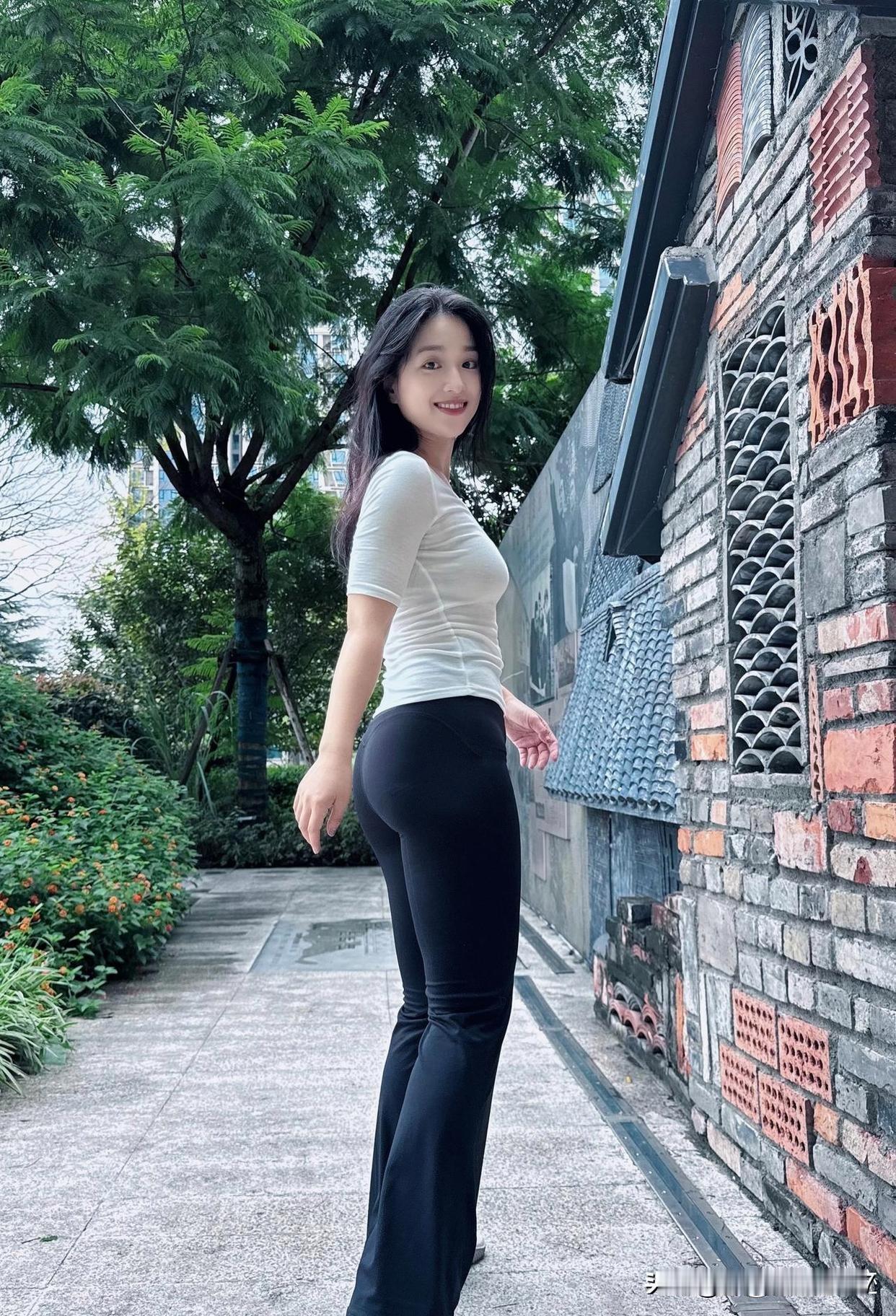 在都市的喧嚣里，时尚女孩是街头一道独特的风景。就像那位身着牛油果绿连衣裙的高挑女