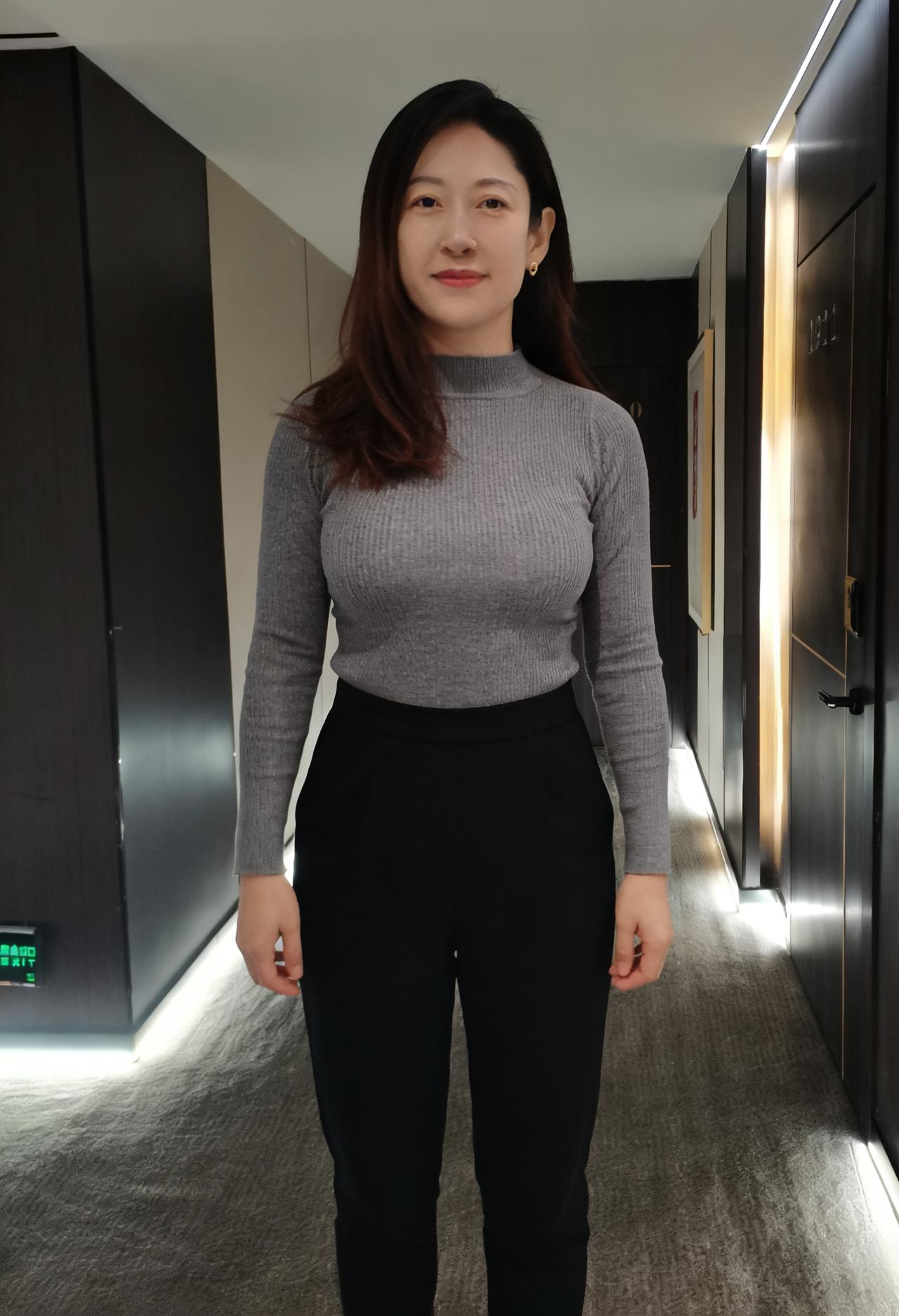 走廊的灯光，是温柔的底色灰色的针织，裹着一整个季节的静你站在那里，像一株沉默