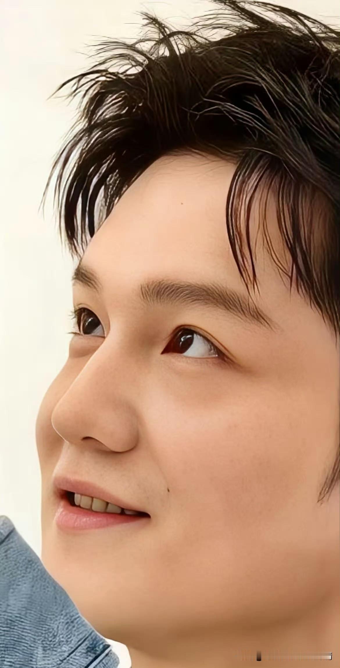 樊振东的眼眸堪称国乒颜值里的“断层式”存在，黑亮的眼珠澄澈又纯粹，像盛着星光的黑