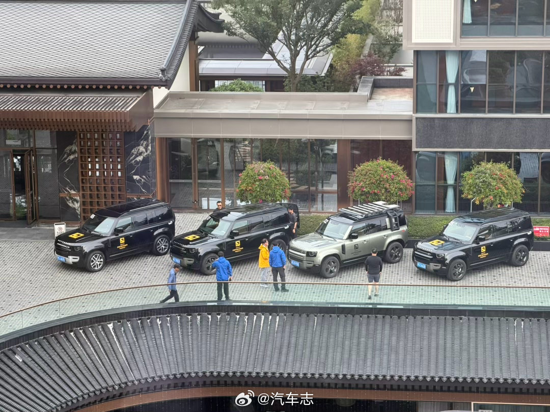 开启路虎卫士杯挑战这一排卫士太有感觉了，一眼就能看出来100万和200万卫士的