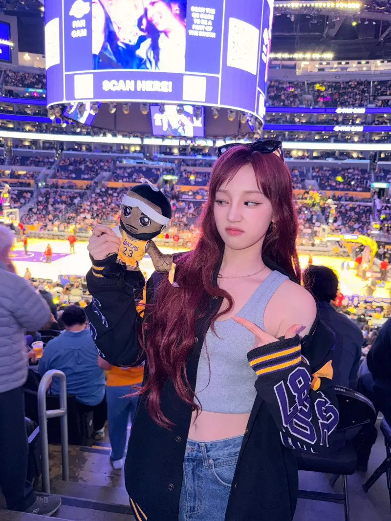 宋雨琦被詹姆斯比心心，大家觉得她好看吗？