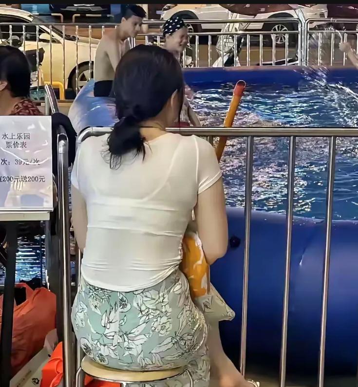 泪崩！为救父亲卖婚房，未婚妻一句话让他当街崩溃…都说现在结婚要房要车，可我家那