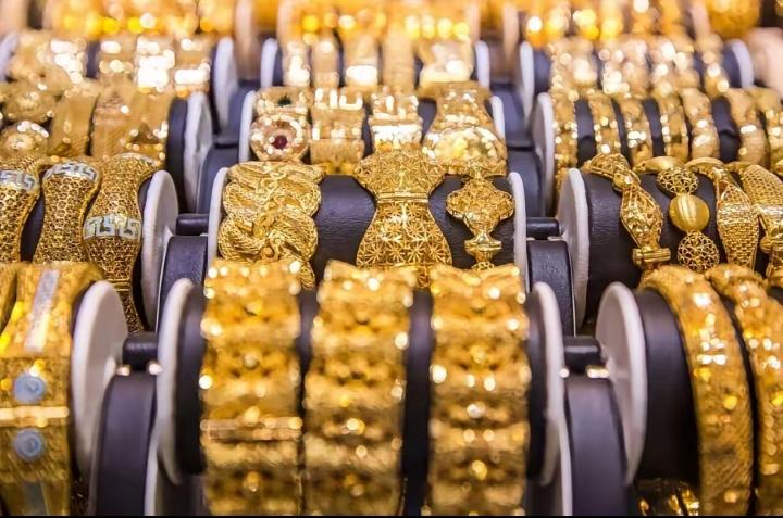 特朗普时代不装了！美国祭出金融核弹：黄金暴跌10%，美元霸权延命之战打响