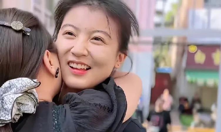 近日，河南高考状元代易瓒去看望她的幼儿园老师，这位高考总分724分的姑娘，面相端