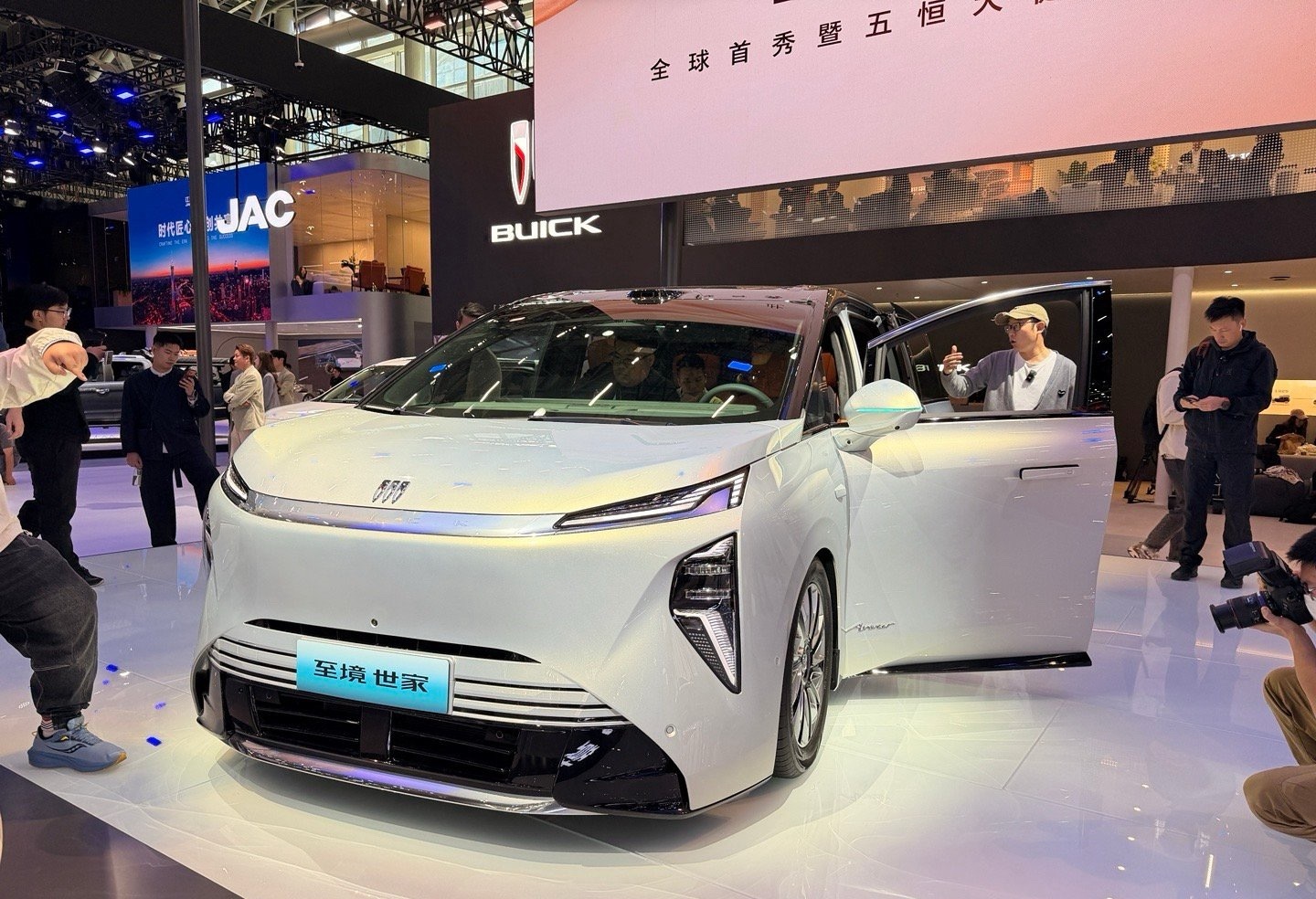 至境的第二款车型世家首次亮相广州车展，作为别克品牌的高端车型，他相对于GL8来说