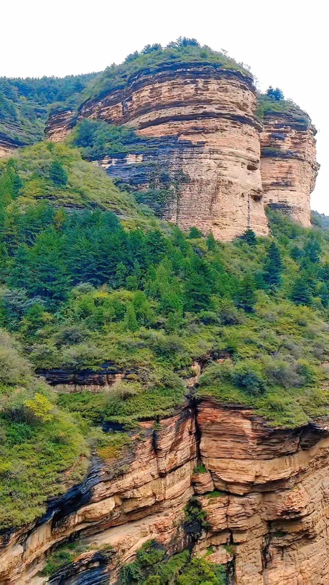 🌿黄崖洞藏于太行山腹地，赤壁丹崖、瓮廊天险、障石秘境，每一处都是大自然的鬼斧神