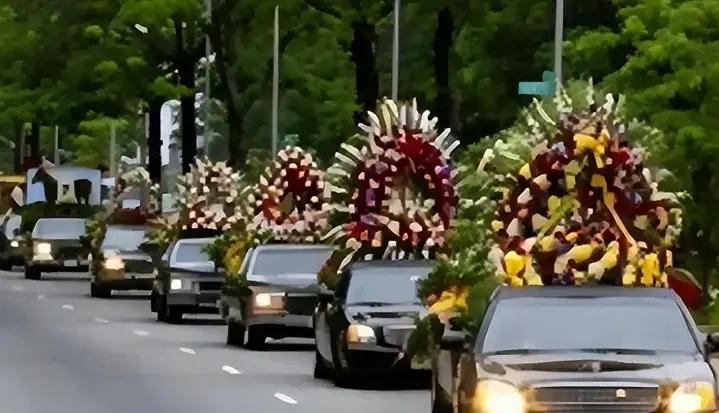 2006年4月27日，齐齐哈尔黑老大张执新被枪毙。几天后，上百辆豪车组