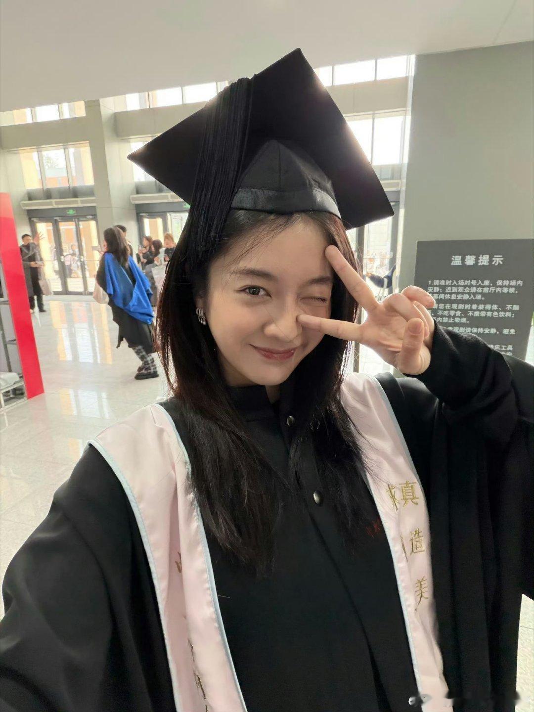 张雪迎晒毕业照好明媚的女孩子毕业快乐姐姐​​​