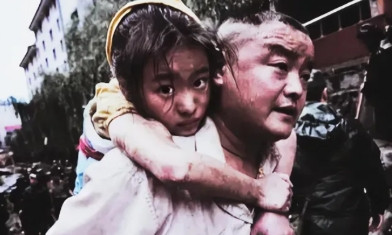 2008年，汶川地震，11岁的李佳芹被埋在废墟下十几个小时，她的父亲却不顾他人的
