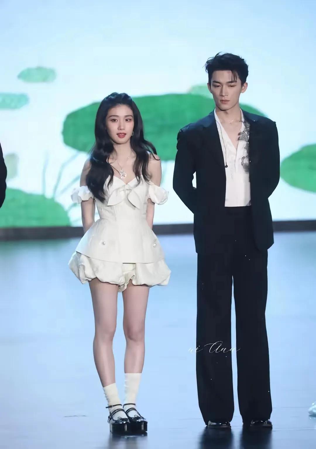 这女的是谁呀[无奈吐舌]，头这么大，人家旁边男生比她高那么多，脑袋看着比她的还小[黑