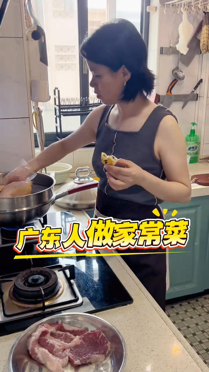 广东人做家常菜到底多省事？·瑶柱锅底一倒，蒸架一摆。·抹好盐的鸡肉，猪肉一放