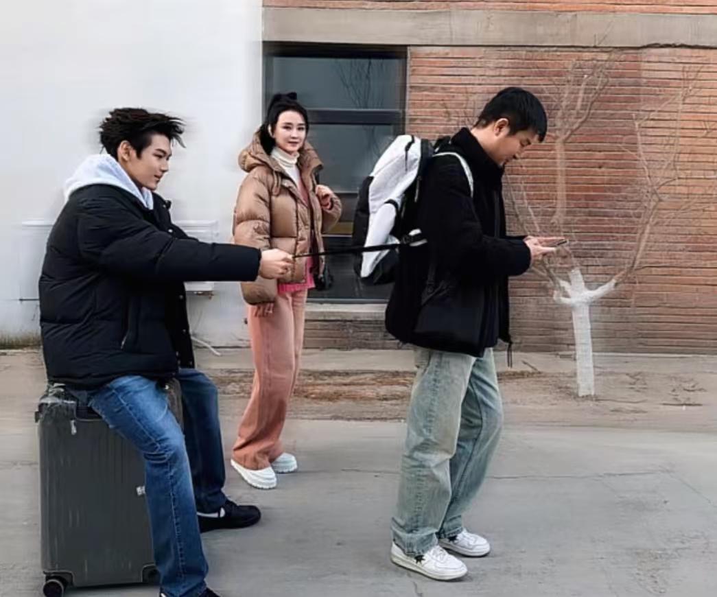 王艳晒和继子亲子的合照，继子被认作是她老公，哭笑不得！王艳和富豪老公王志才结婚