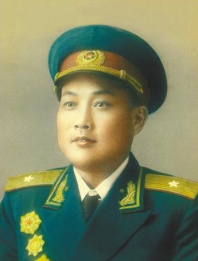 1959年，开国少将回乡时，发现村民们正在砍树炼钢，就忍不住提醒道：“再不种树，