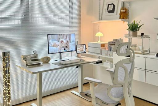 我闺蜜家那间次卧，三年没用过一回，堆满了旧衣服和快递箱。她说：这8平米花了10万