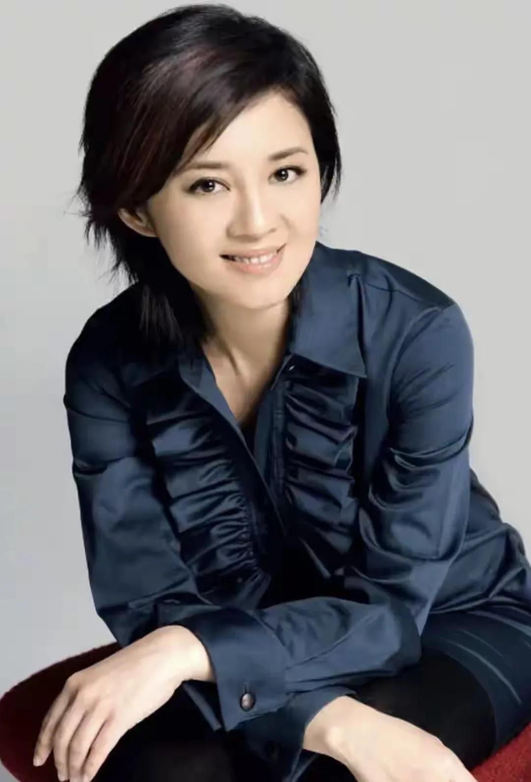 岁月不饶人，和女星伊能静同框不逊色的许戈辉，如今变成了路人甲看到一些曾经熟悉