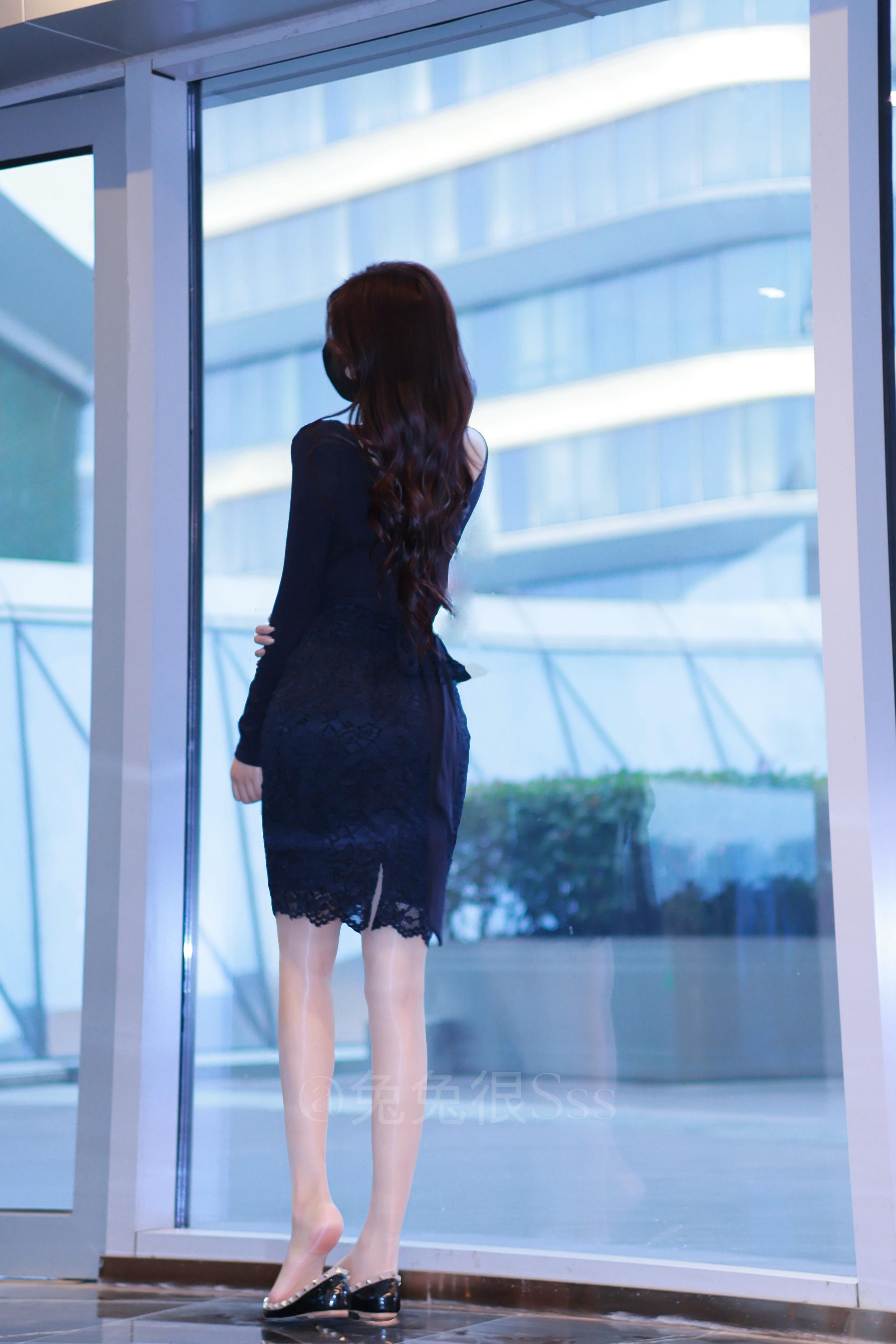 静谧蓝调经济上行的大姐姐感穿搭🟦每个女生衣柜里都应该有一条的蕾丝裙～ootd