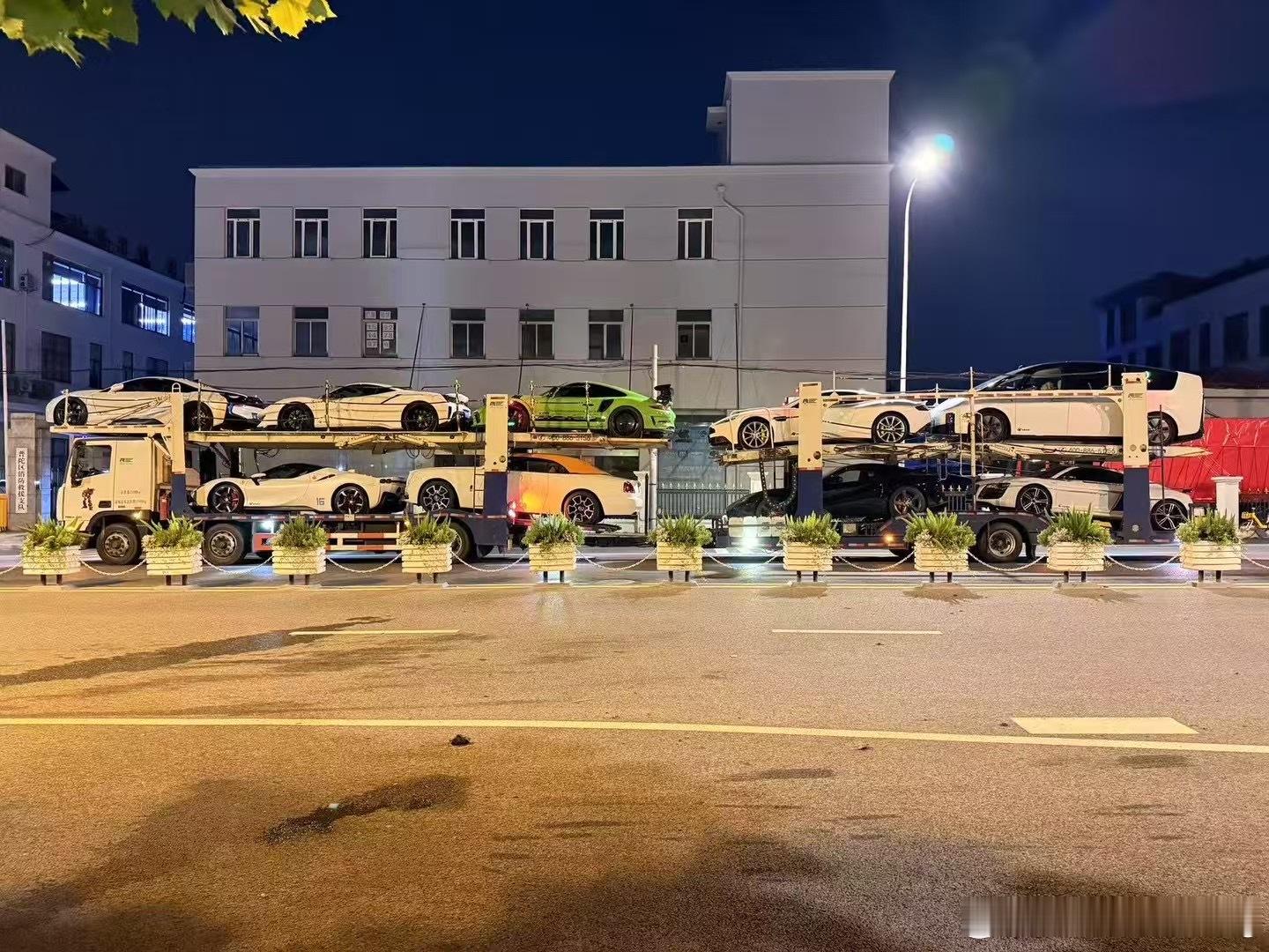 又是一个豪车队抵达新疆开始新疆之旅！我打赌他们每天都想抢着坐MEGA新疆最好的