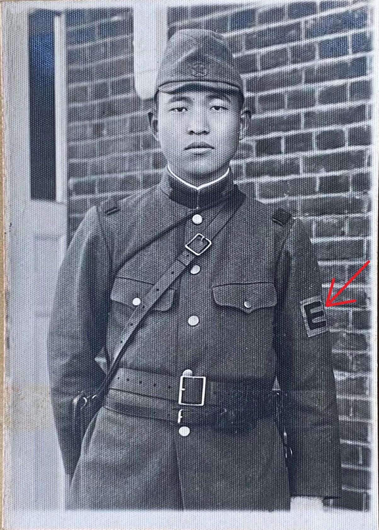 这是摄影师拍摄到的一位奇怪的日军士兵。为什么说它奇怪？你看这个日军士兵身穿正式军