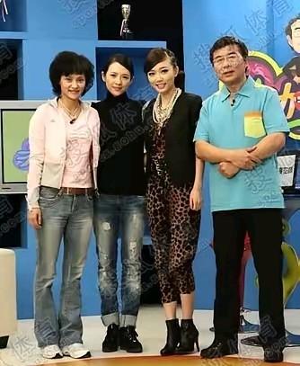 认出了左二是章子怡，右一的看着也眼熟，想了又想，真的想不起来了，其她两位美女更不