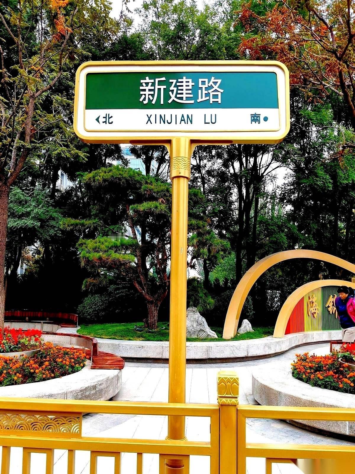 我跟你讲，今天新建路那个公交站台，差点没给我看傻。什么情况？等个公交车而已，至