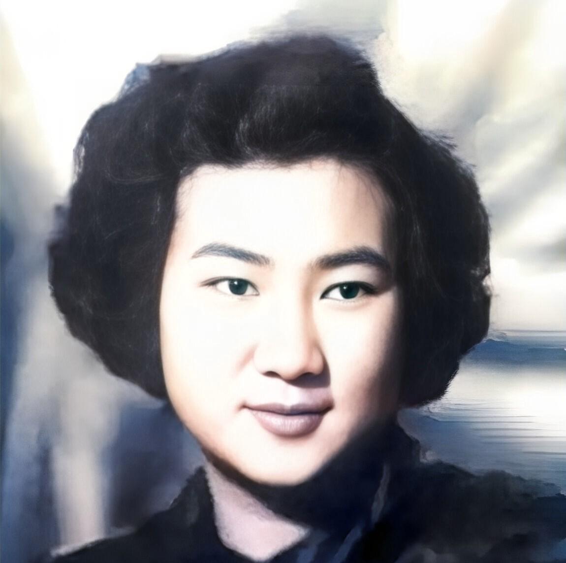 1943年，一辆满载战俘的闷罐车开进了纳粹集中营，刚一下车便开始搜身。突然，纳粹
