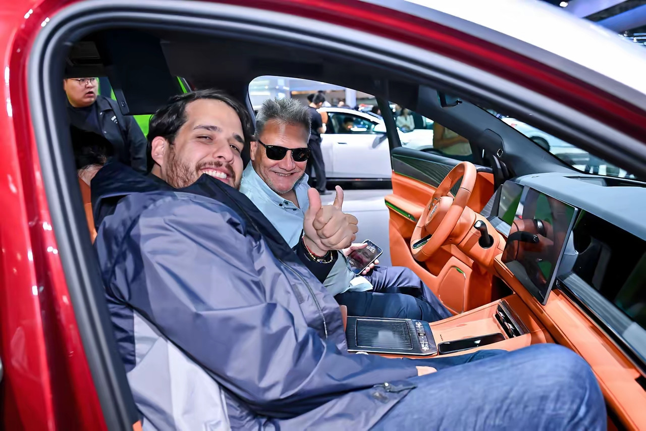 北京车展，比亚迪王朝大唐展区人满为患！相较于友商假的不能再假的氛围，大唐无论看车