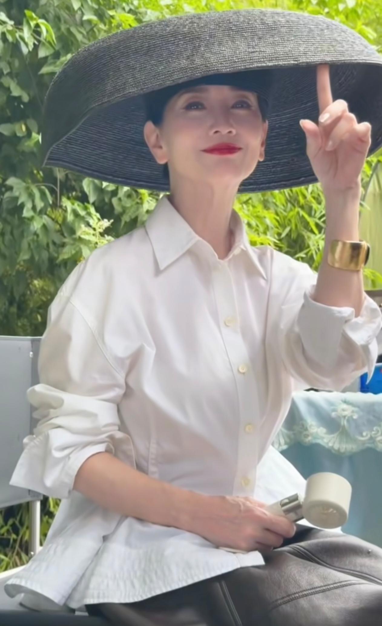 赵雅芝真的美了一辈子，七十多岁依旧状态亮眼。四十岁的我，状态都远远比不上她。